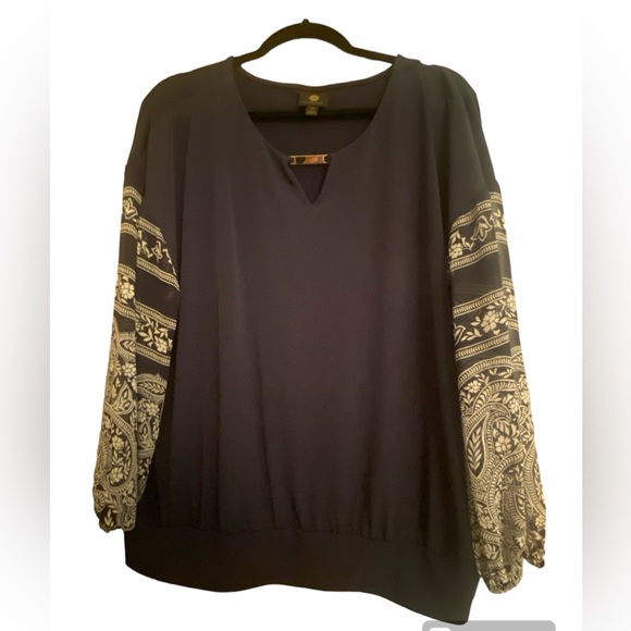 JM Collection XXl navy blouse w/distinctive sleeves and gold detail at keyhole💙 - Picture 9 of 9